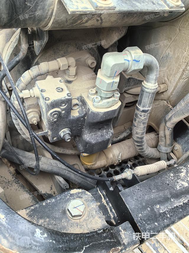 液压泵舱室正面整体（整机外观）