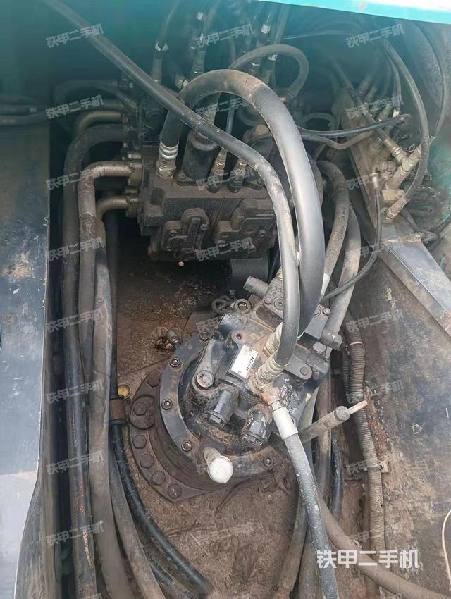 回转马达和主控阀（整机外观）