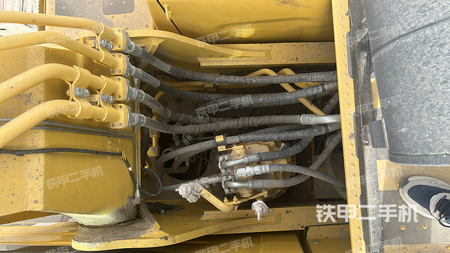 回转马达和主控阀（整机外观）