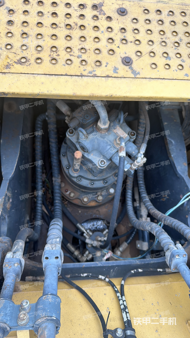 回转马达和主控阀（整机外观）