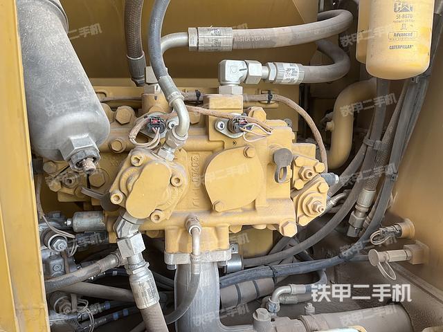 液压泵舱室正面整体（整机外观）