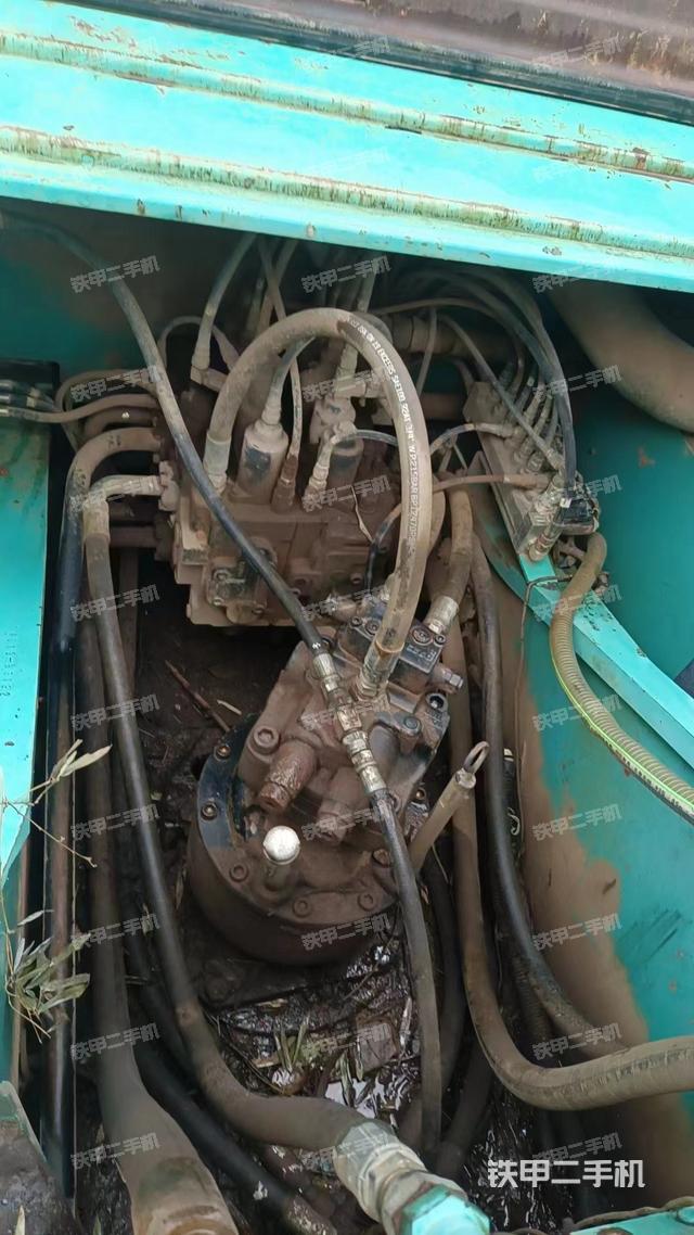 回转马达和主控阀（整机外观）