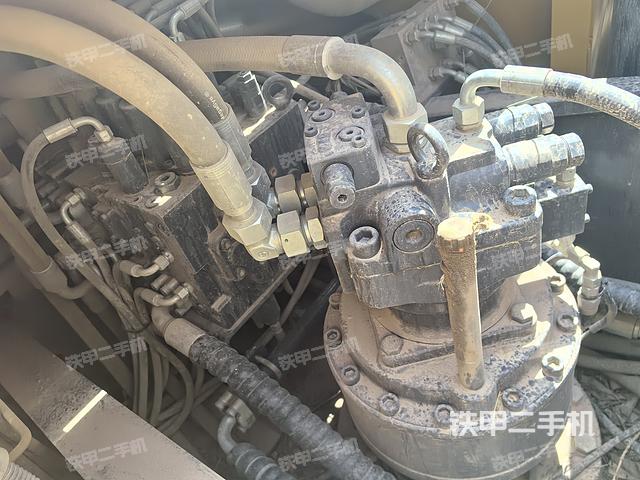 回转马达和主控阀（整机外观）