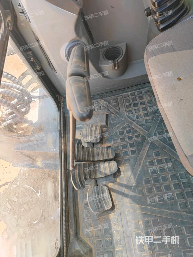 行走控制手柄和踏板?俯拍（駕駛室部分）