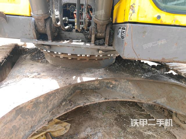 轉(zhuǎn)盤和下車架正前(工作和回轉(zhuǎn)裝置) 轉(zhuǎn)盤和下車架正前(工作和回轉(zhuǎn)裝置)
