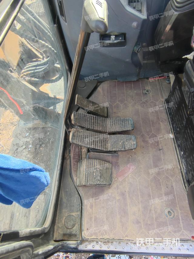 行走控制手柄和踏板?俯拍（駕駛室部分）