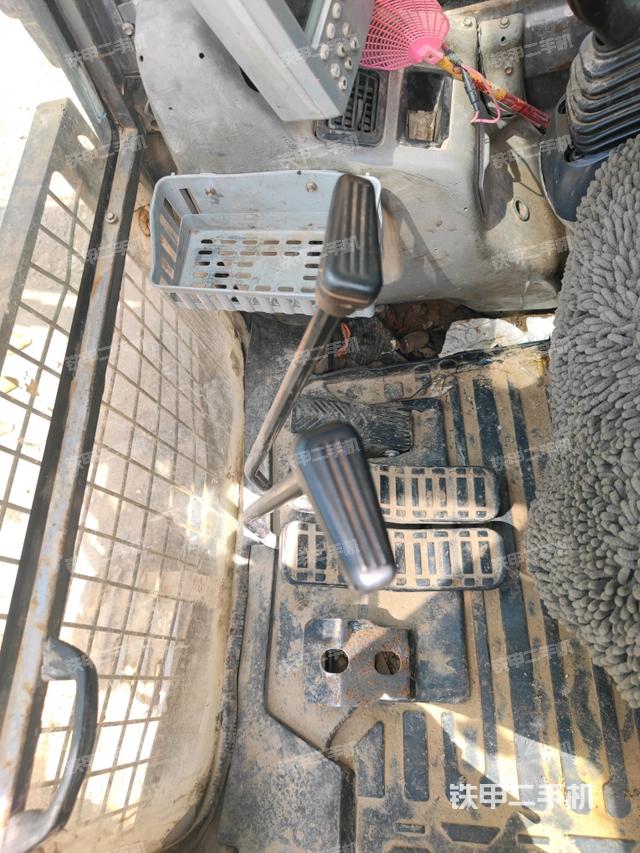 行走控制手柄和踏板?俯拍（駕駛室部分）