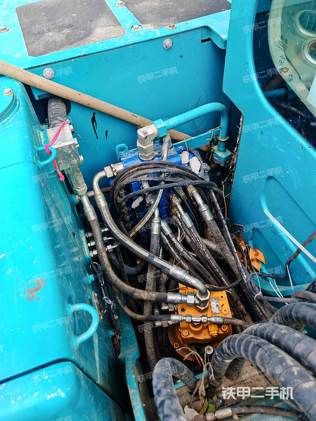 回转马达和主控阀（整机外观）