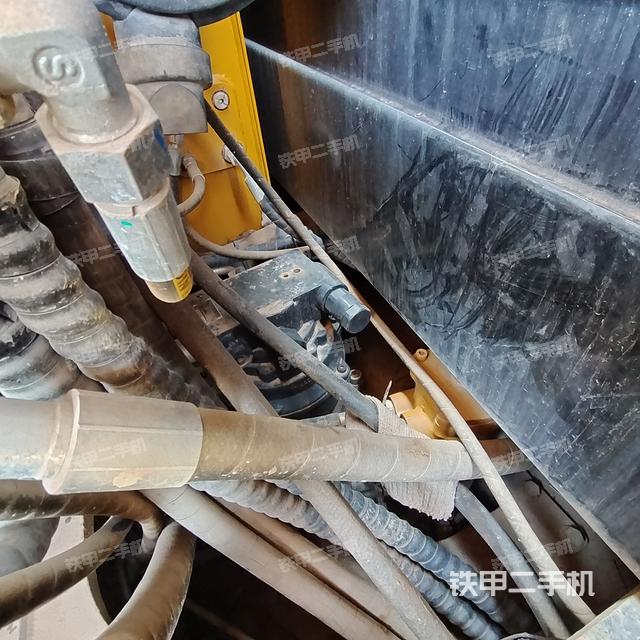 回转马达和主控阀（整机外观）