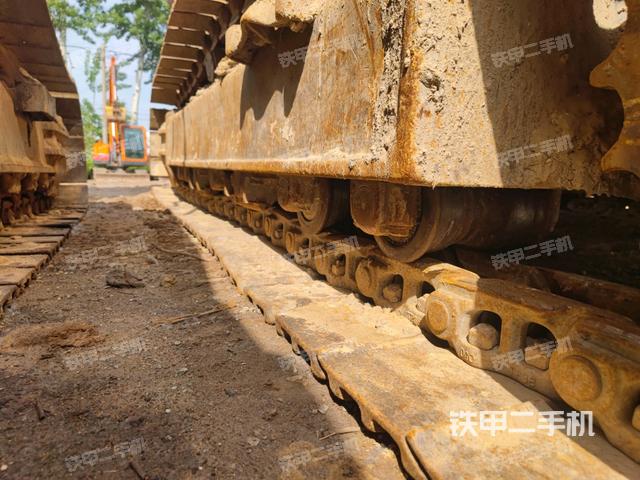 左驅(qū)動輪（行走機構(gòu)）