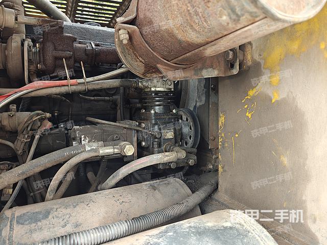 液压泵舱室正面整体（整机外观）