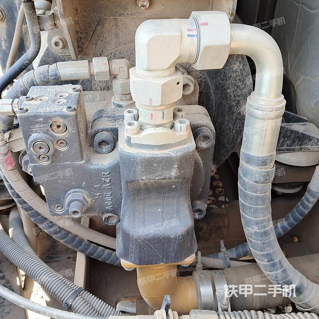 液压泵舱室正面整体（整机外观）