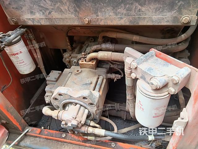 液压泵舱室正面整体（整机外观）