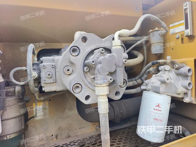 液压泵舱室正面整体（整机外观）