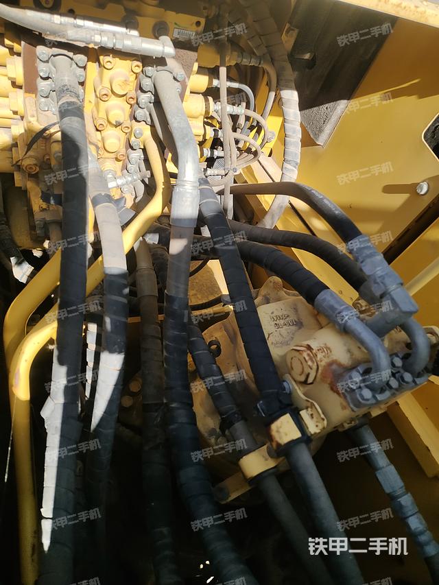 液压泵舱室正面整体（整机外观）