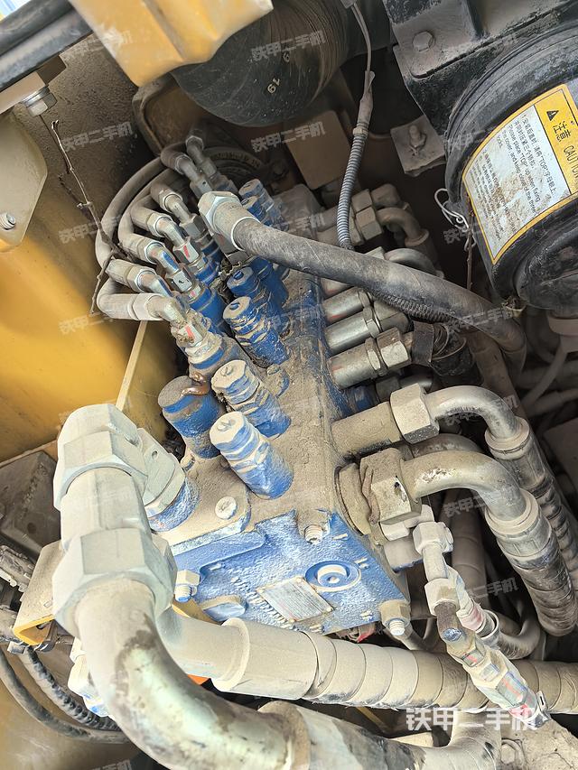 回转马达和主控阀（整机外观）