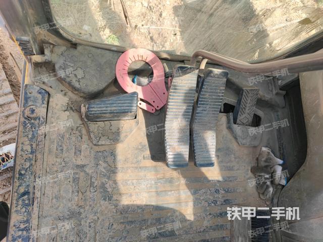 行走控制手柄和踏板?俯拍(駕駛室部分) 行走控制手柄和踏板?俯拍(駕駛室部分)