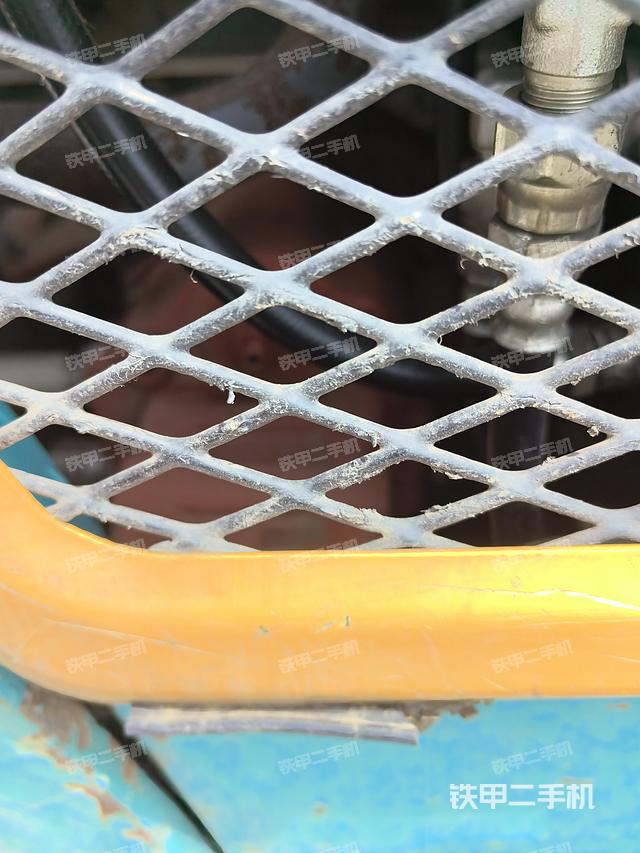 液压泵舱室正面整体（整机外观）