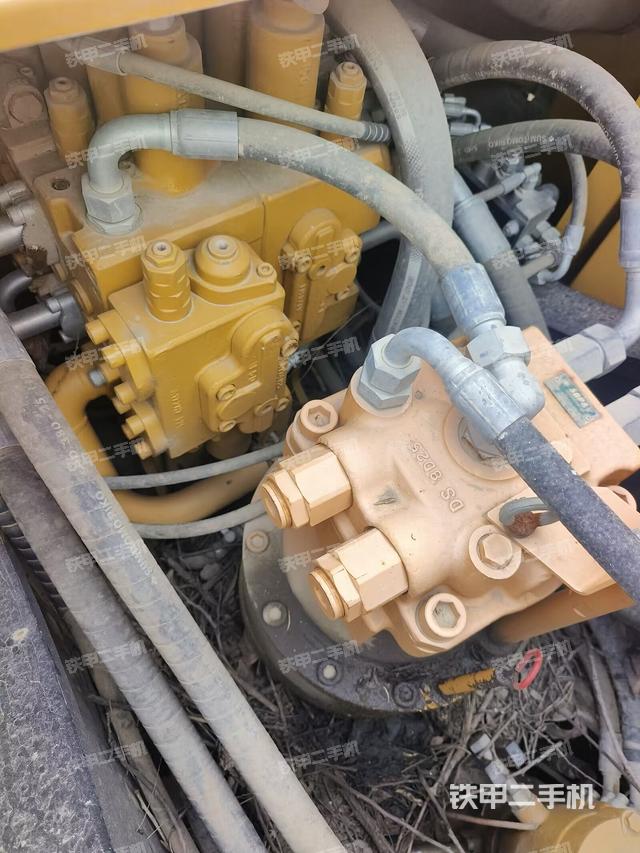 回转马达和主控阀（整机外观）