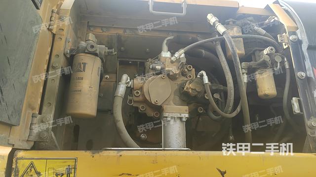 液压泵舱室正面整体（整机外观）