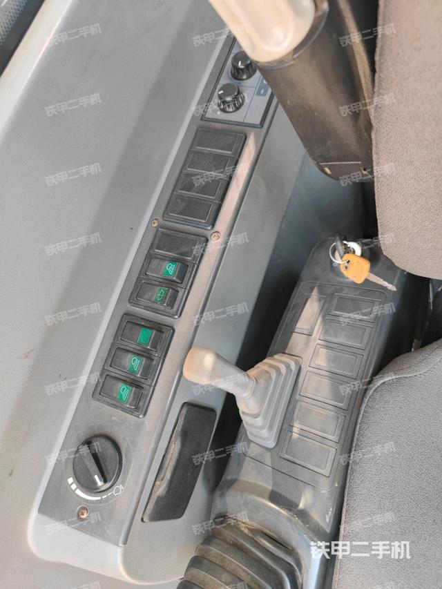 座椅左側控制臺/音響/含左手柄（駕駛室部分）