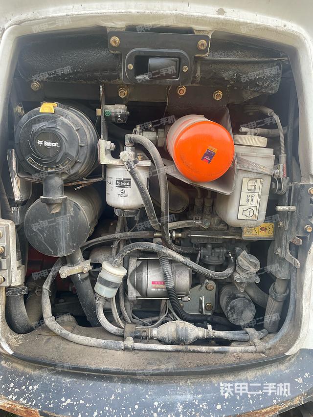 液压泵舱室正面整体（整机外观）