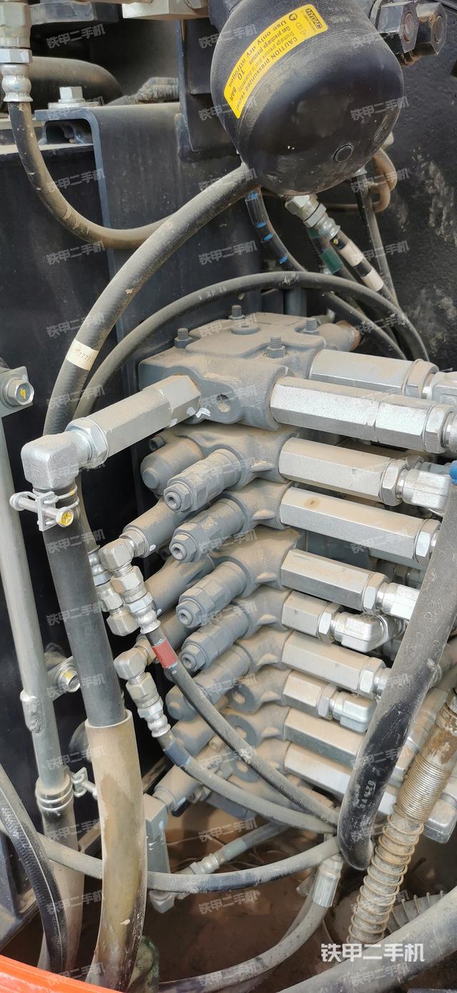 回转马达和主控阀（整机外观）