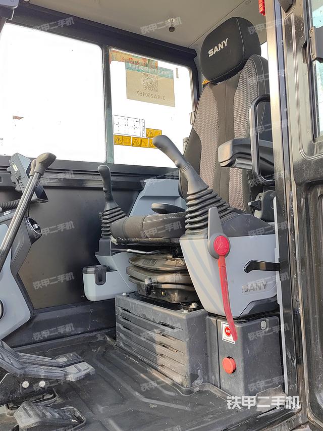 驾驶室顶部（整机外观）