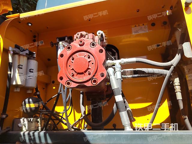 液压泵舱室正面整体（整机外观）