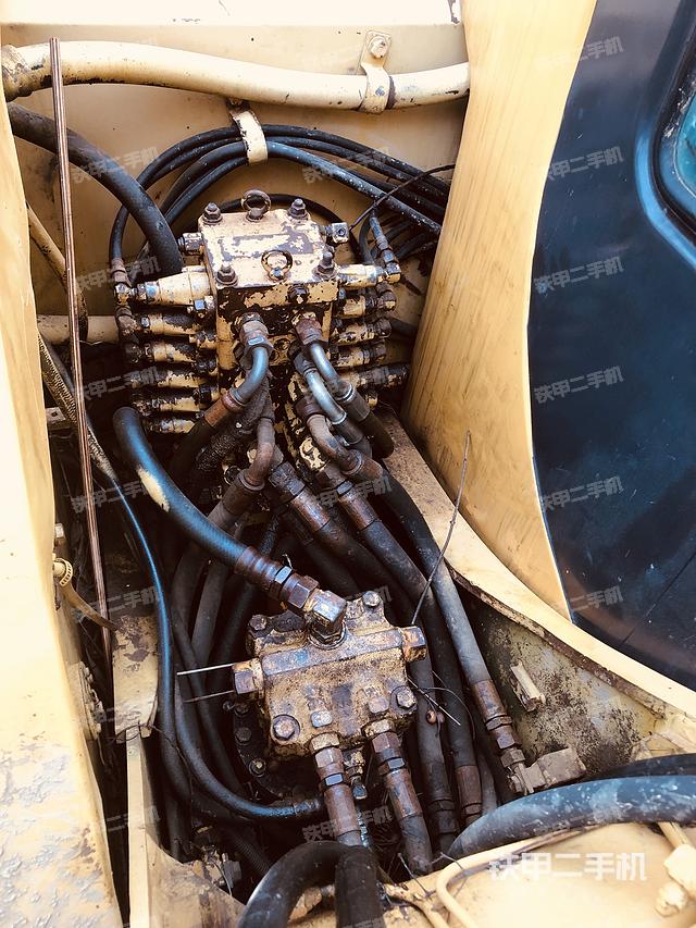 液压泵舱室正面整体（整机外观）