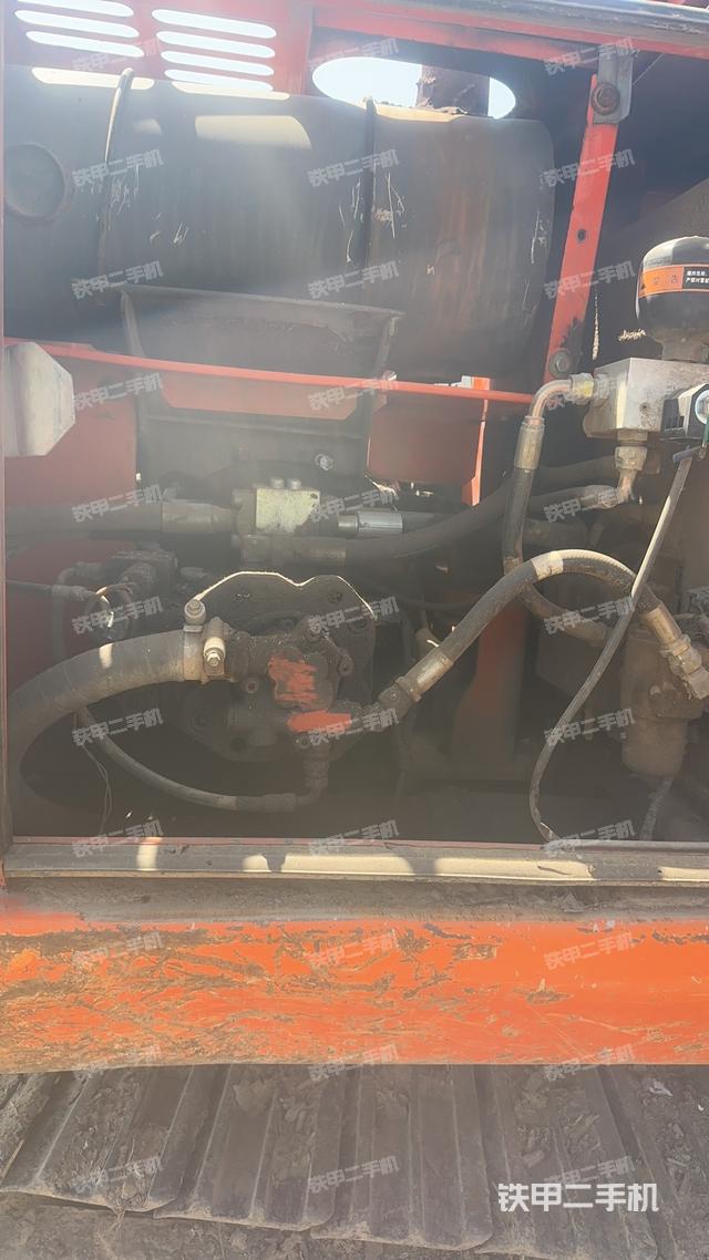 液压泵舱室正面整体（整机外观）