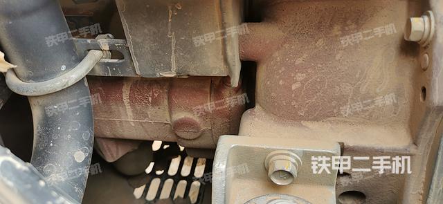 液压泵舱室正面整体（整机外观）