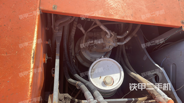 回转马达和主控阀（整机外观）