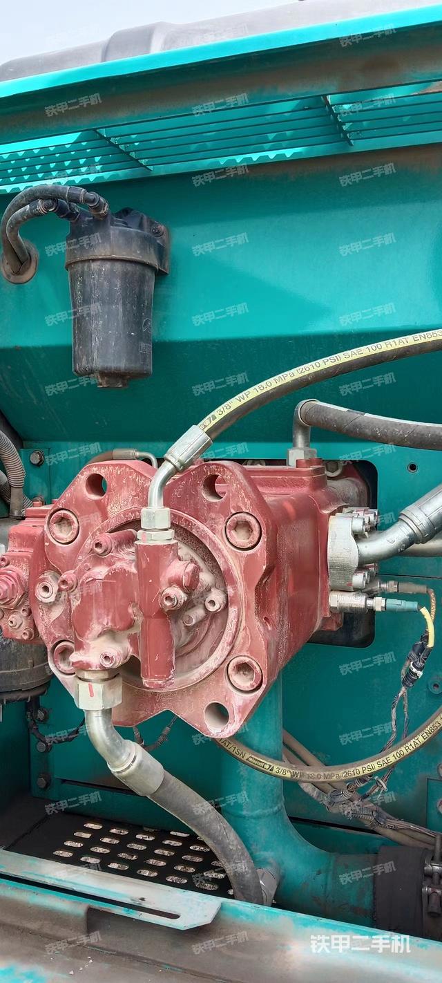 液压泵舱室正面整体（整机外观）