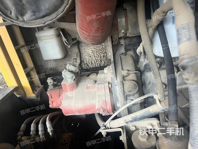 液压泵舱室正面整体（整机外观）