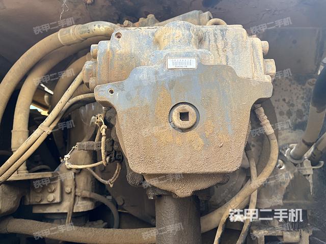 液压泵舱室正面整体（整机外观）