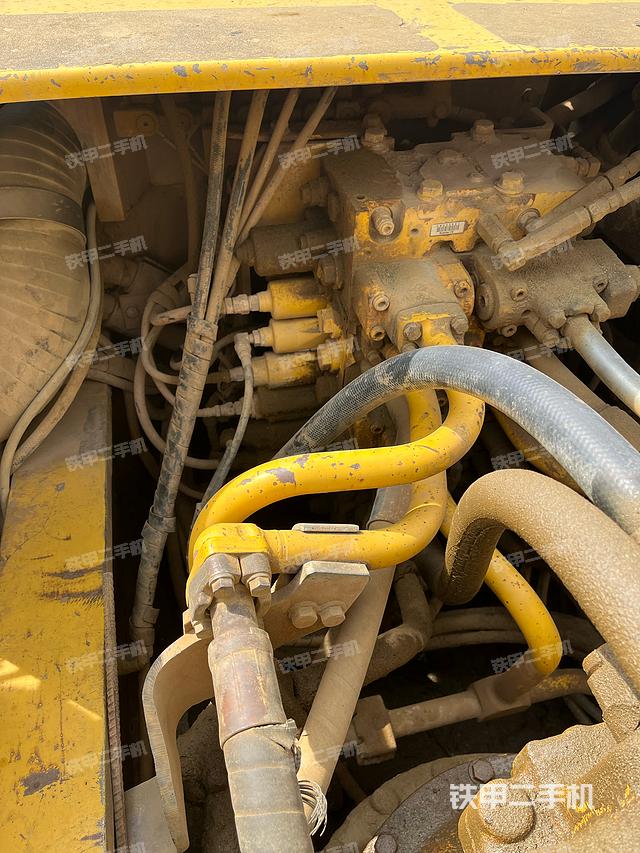 回转马达和主控阀（整机外观）