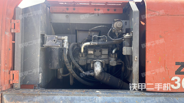 液压泵舱室正面整体（整机外观）