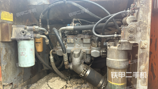 液压泵舱室正面整体（整机外观）