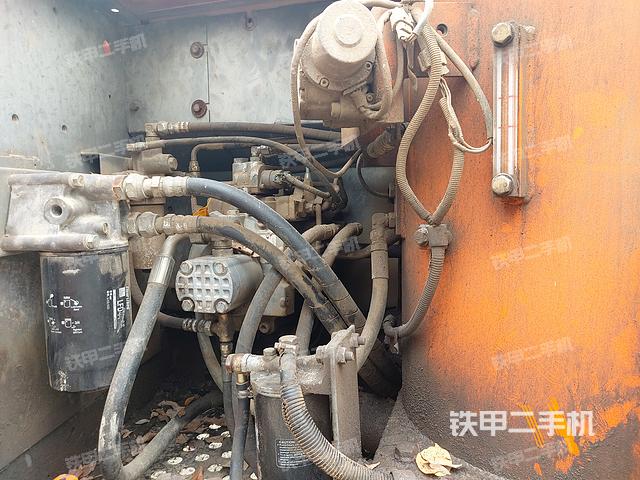 液压泵舱室正面整体（整机外观）