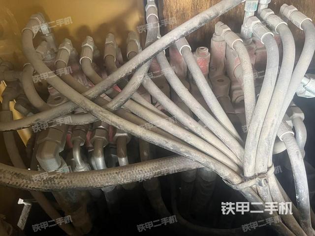 回转马达和主控阀（整机外观）