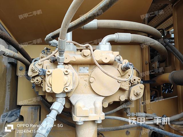 液压泵舱室正面整体（整机外观）