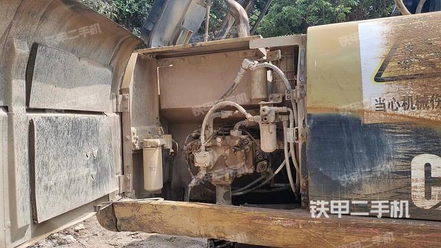 液压泵舱室正面整体（整机外观）