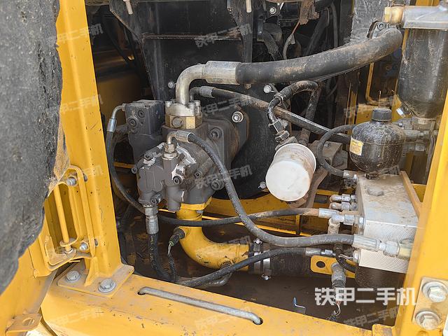 液压泵舱室正面整体（整机外观）