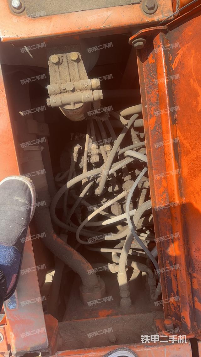 回转马达和主控阀（整机外观）