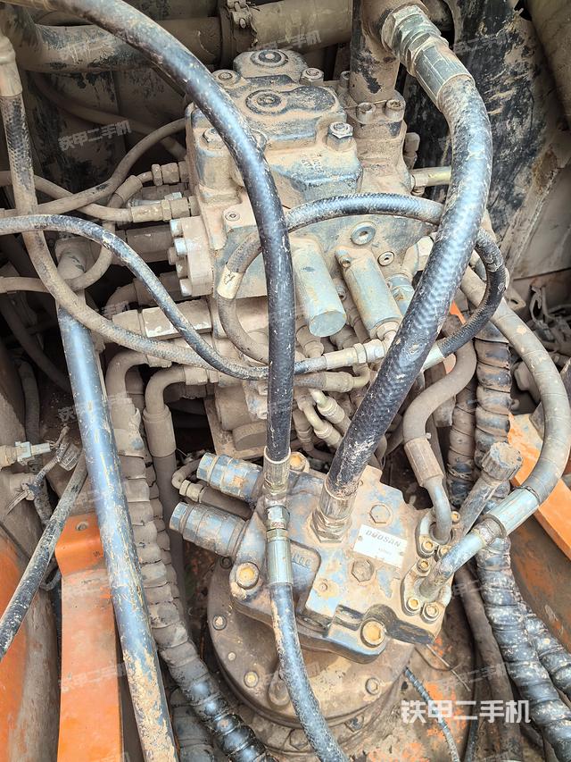 回转马达和主控阀（整机外观）