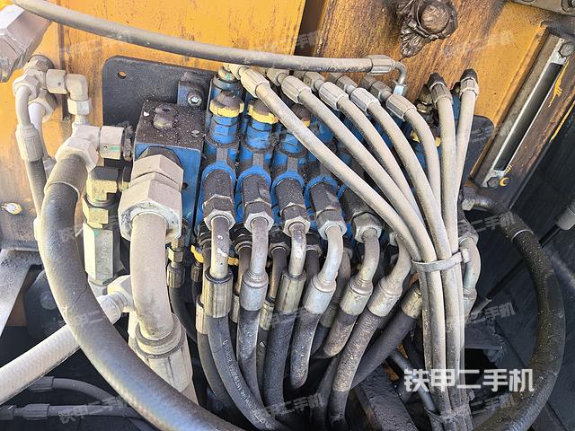 回转马达和主控阀（整机外观）