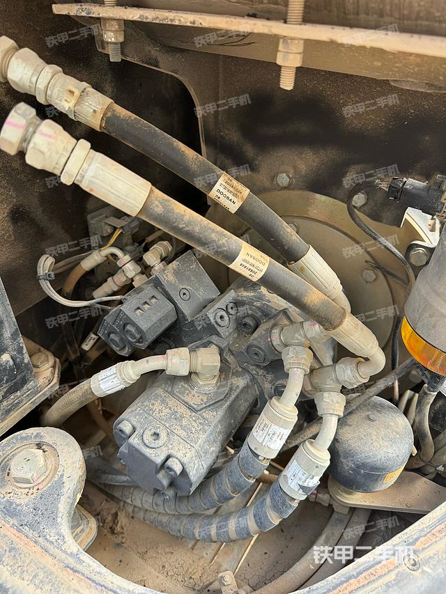 液压泵舱室正面整体（整机外观）