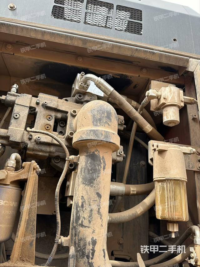 液压泵舱室正面整体（整机外观）