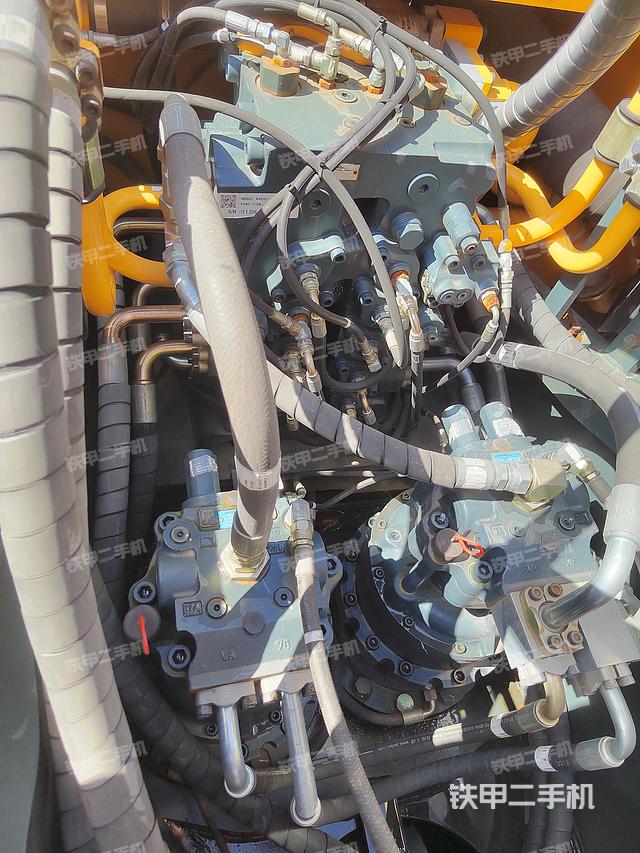 回转马达和主控阀（整机外观）